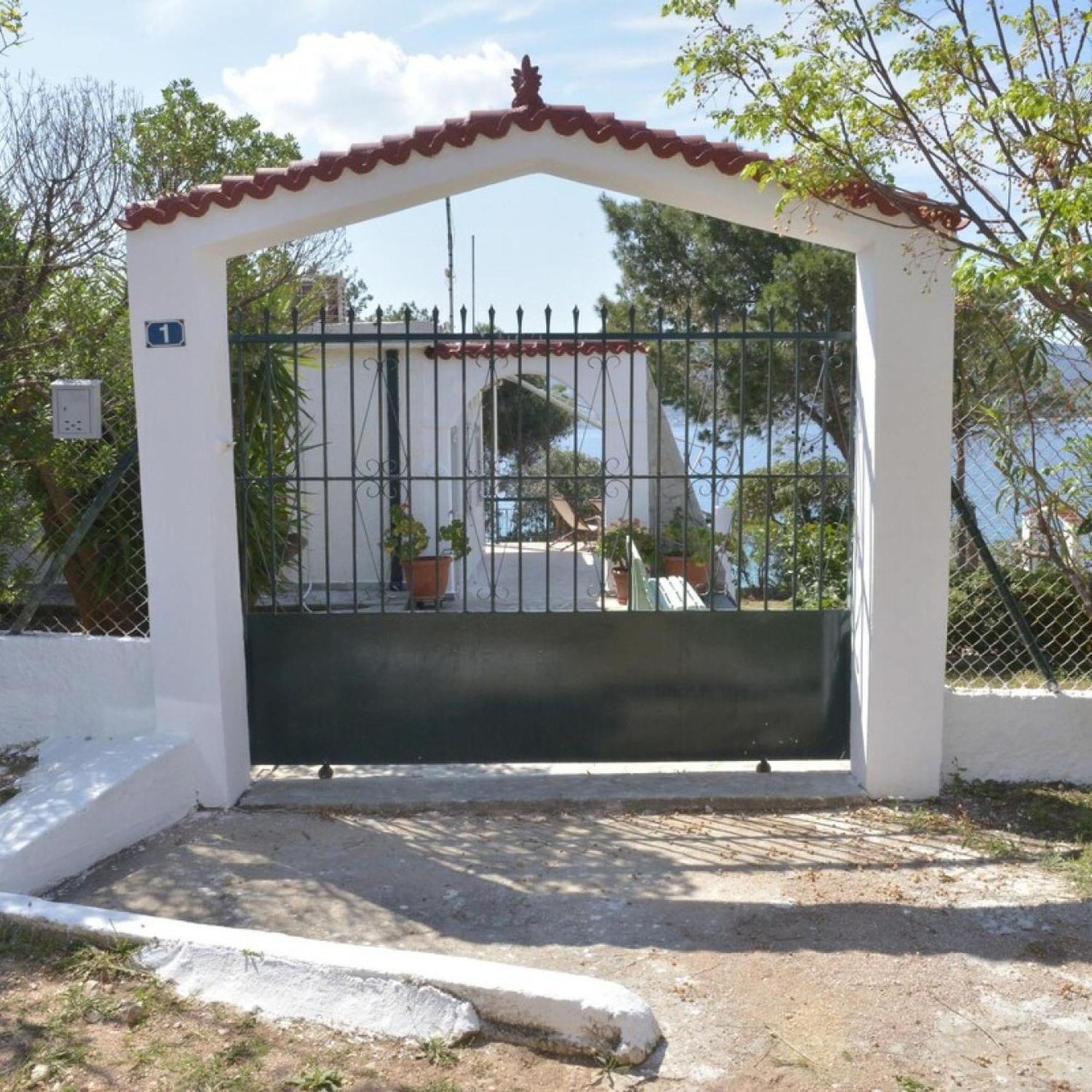 Salamis Beachfront House Екстер'єр фото